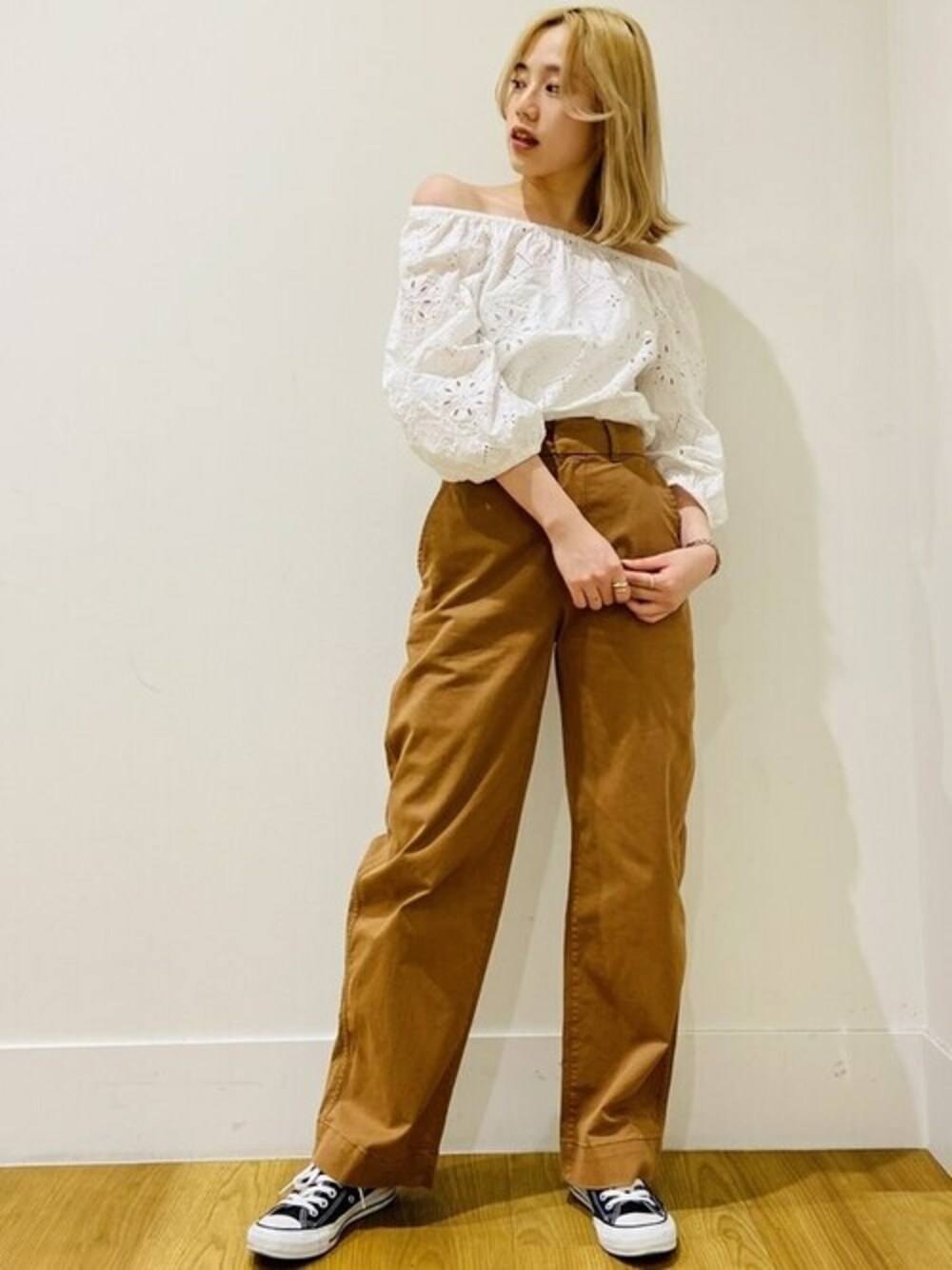 ホワイト系のシャツ/ブラウス、ブラウン系のその他パンツを着用したレディースの春コーディネートの1枚目の写真