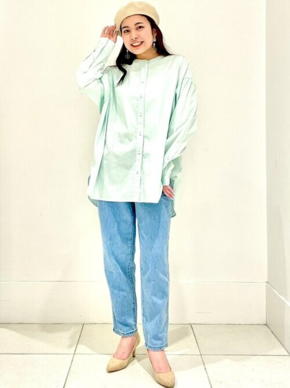 グリーン系のシャツ/ブラウス、ブルー系のデニムパンツを着用したレディースの春コーディネートの1枚目の写真