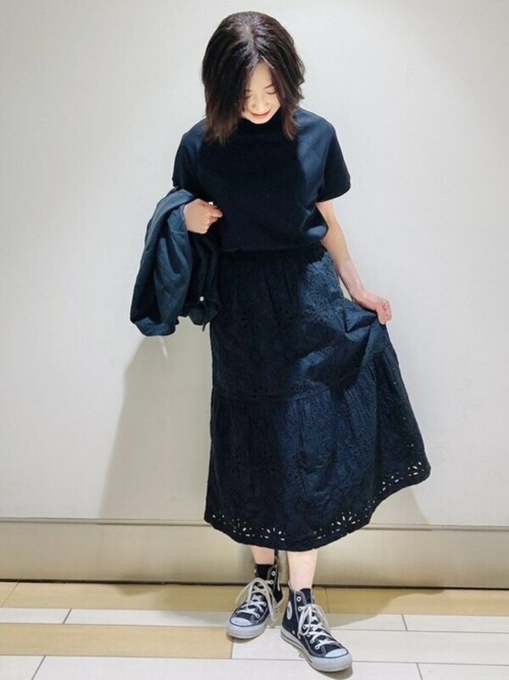 ブラック系のシャツ/ブラウス、ブラック系のTシャツ/カットソー、ブラック系のスカートを着用したレディースの春コーディネートの1枚目の写真