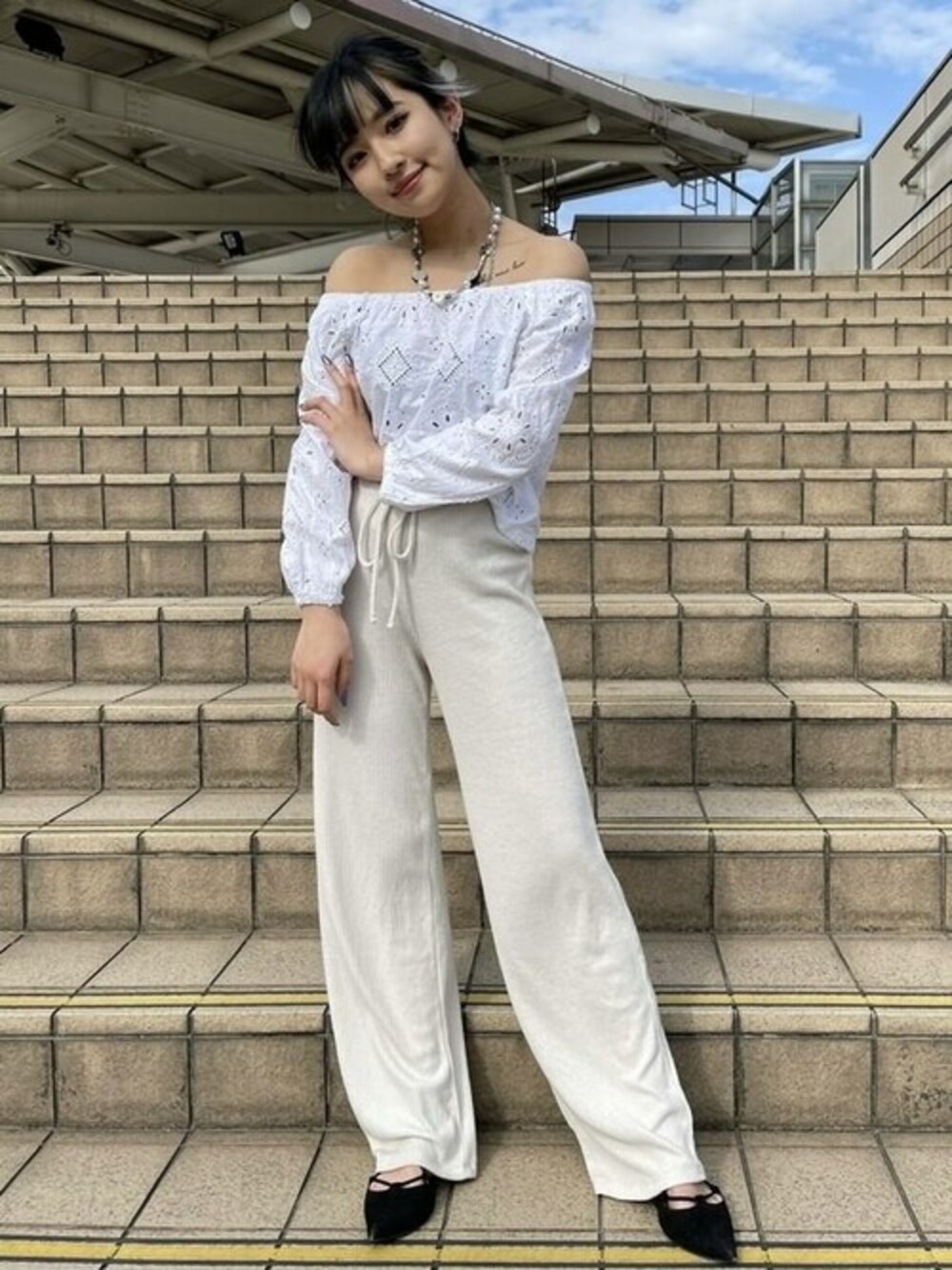 ホワイト系のシャツ/ブラウス、ベージュ系のルームウェア/パジャマを着用したレディースの春コーディネートの1枚目の写真