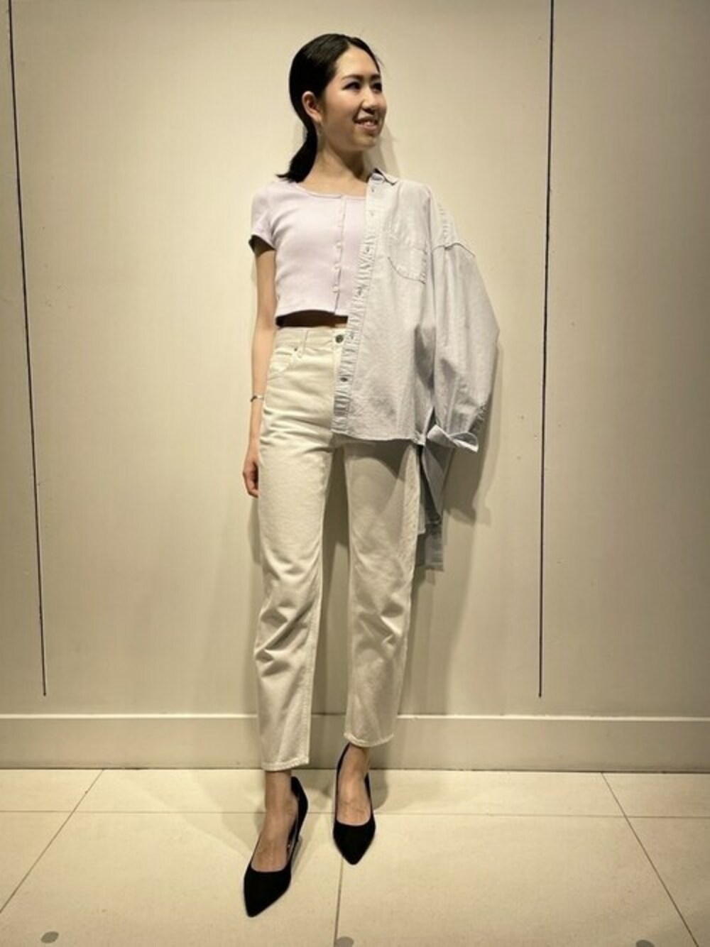 ブルー系のシャツ/ブラウス、ブルー系のTシャツ/カットソー、ホワイト系のデニムパンツを着用したレディースの春コーディネートの1枚目の写真