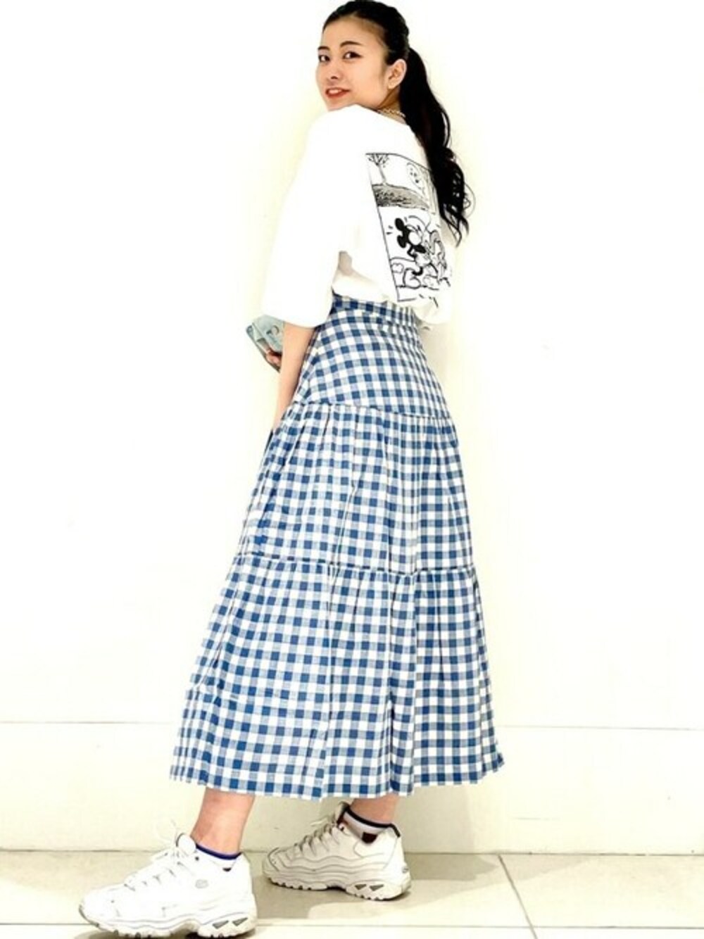 ホワイト系のTシャツ/カットソー、ホワイト系のスカートを着用したレディースの春コーディネートの1枚目の写真