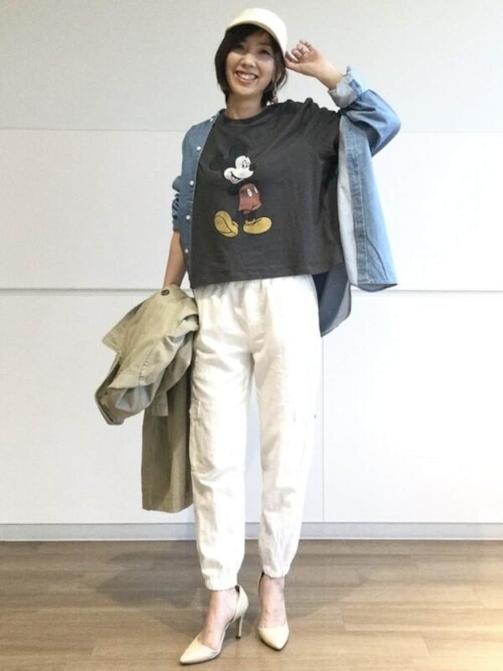 その他のTシャツ/カットソー、ブルー系のシャツ/ブラウス、ホワイト系のカーゴパンツを着用したレディースの春コーディネートの1枚目の写真