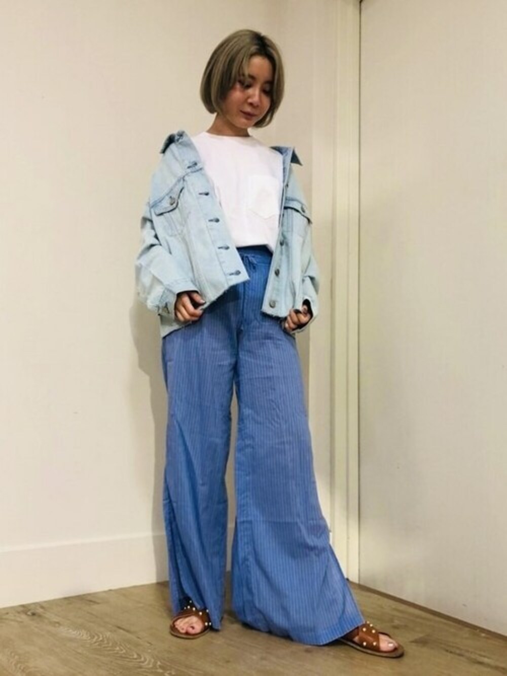 その他のデニムジャケット、ホワイト系のTシャツ/カットソー、ブルー系のルームウェア/パジャマを着用したレディースの春コーディネートの1枚目の写真