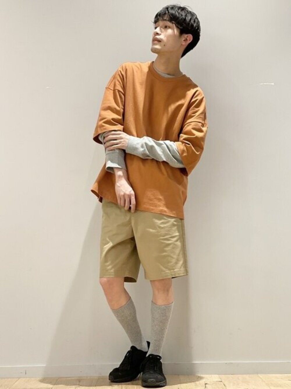 その他のTシャツ/カットソー、グレー系のTシャツ/カットソー、ベージュ系のその他パンツを着用したメンズの春コーディネートの1枚目の写真