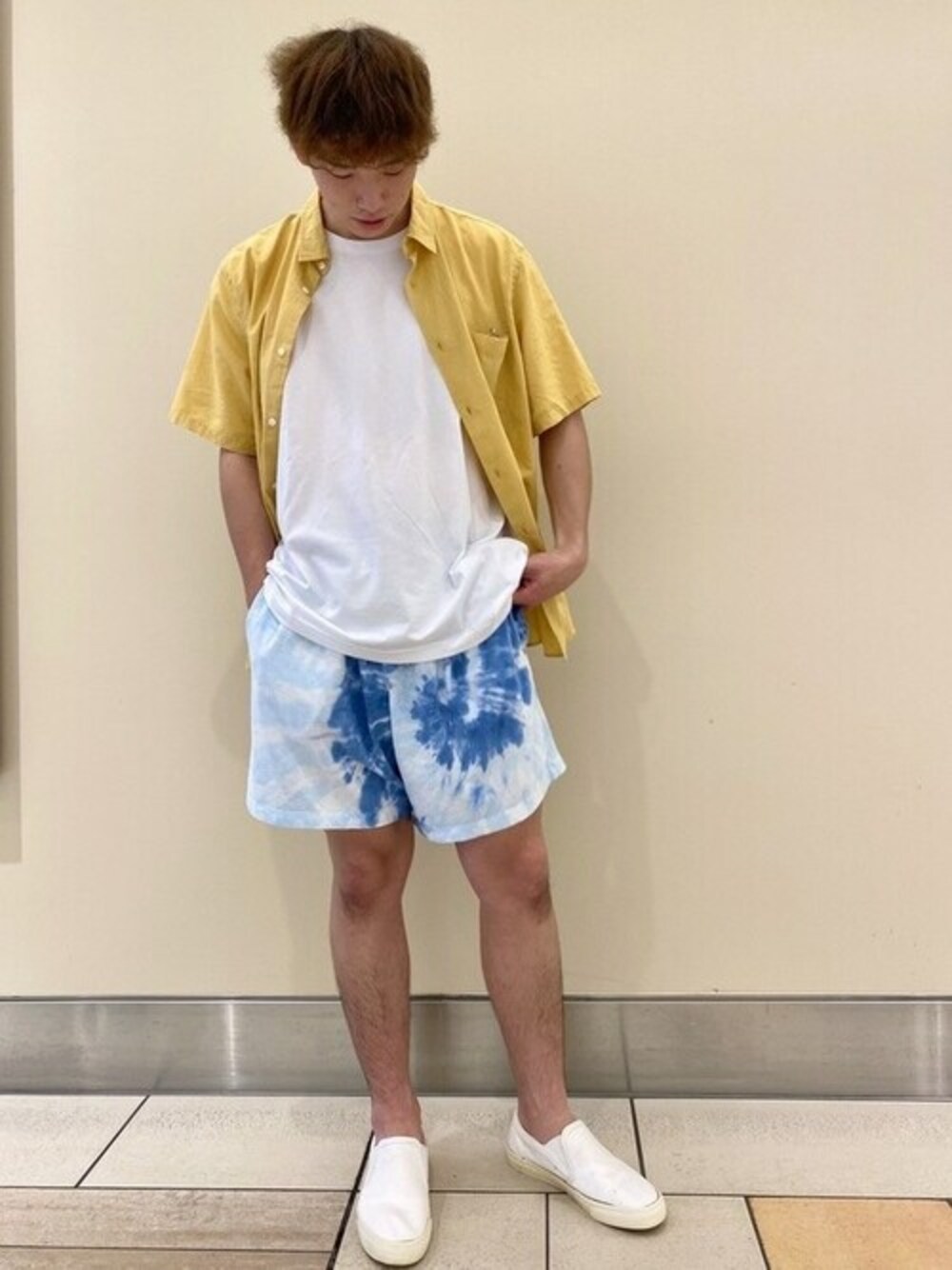 その他のシャツ/ブラウス、ホワイト系のTシャツ/カットソー、ブルー系のその他パンツを着用したレディースの春コーディネートの1枚目の写真