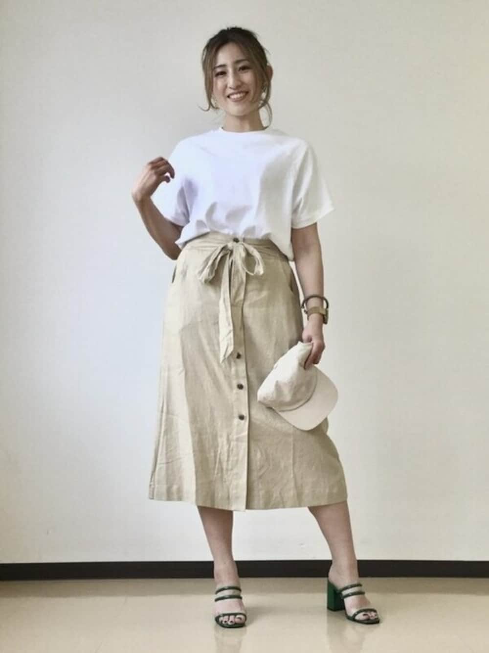 ホワイト系のTシャツ/カットソー、ベージュ系のスカート、ベージュ系のキャップを着用したレディースの春コーディネートの1枚目の写真
