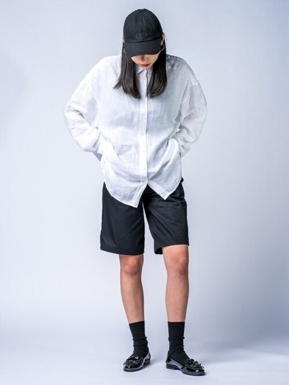 ホワイト系のシャツ/ブラウス、ブラック系のその他パンツを着用したレディースの春コーディネートの1枚目の写真