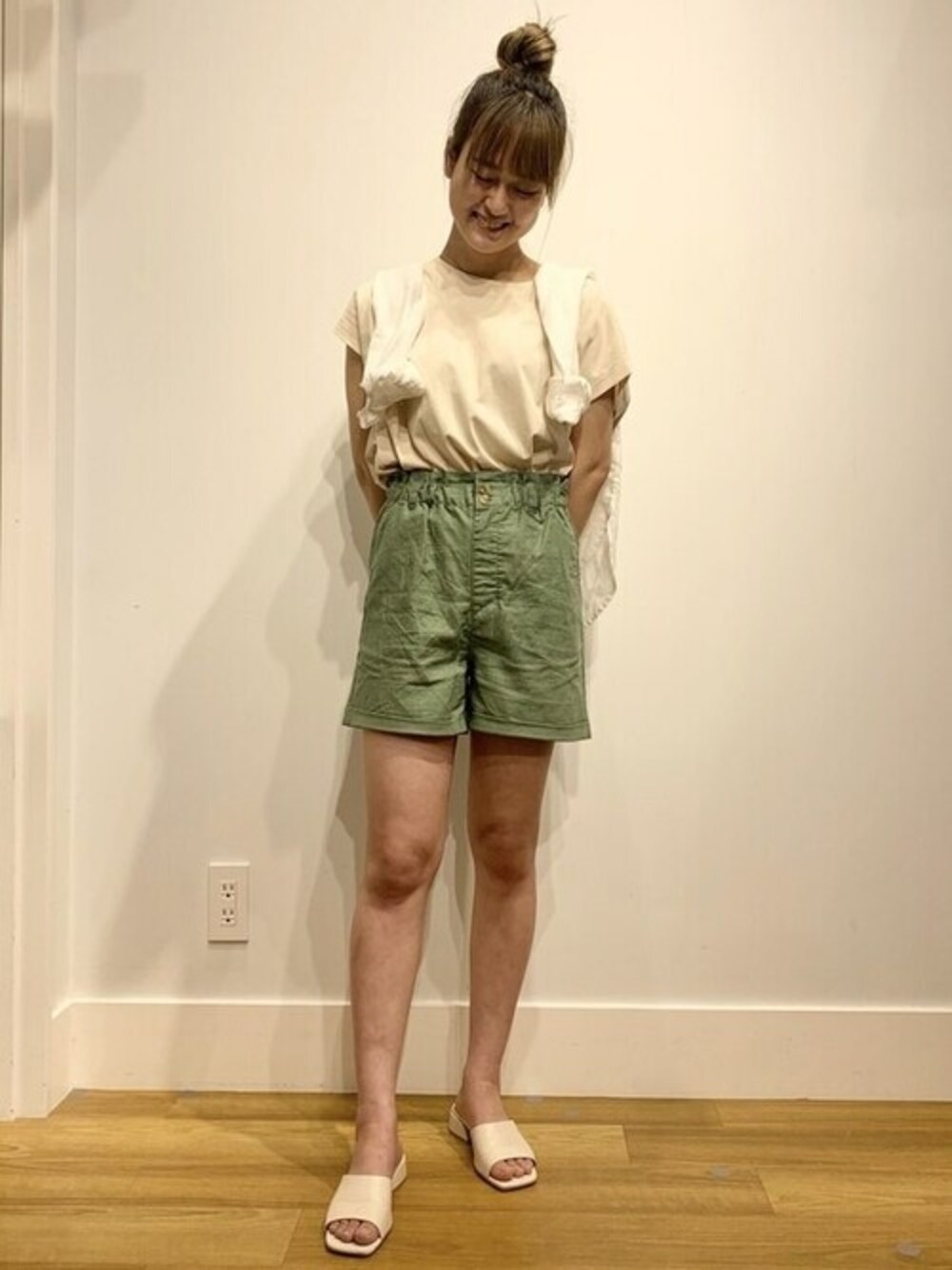 ホワイト系のシャツ/ブラウス、その他のTシャツ/カットソー、グリーン系のその他パンツを着用したレディースの夏コーディネートの1枚目の写真