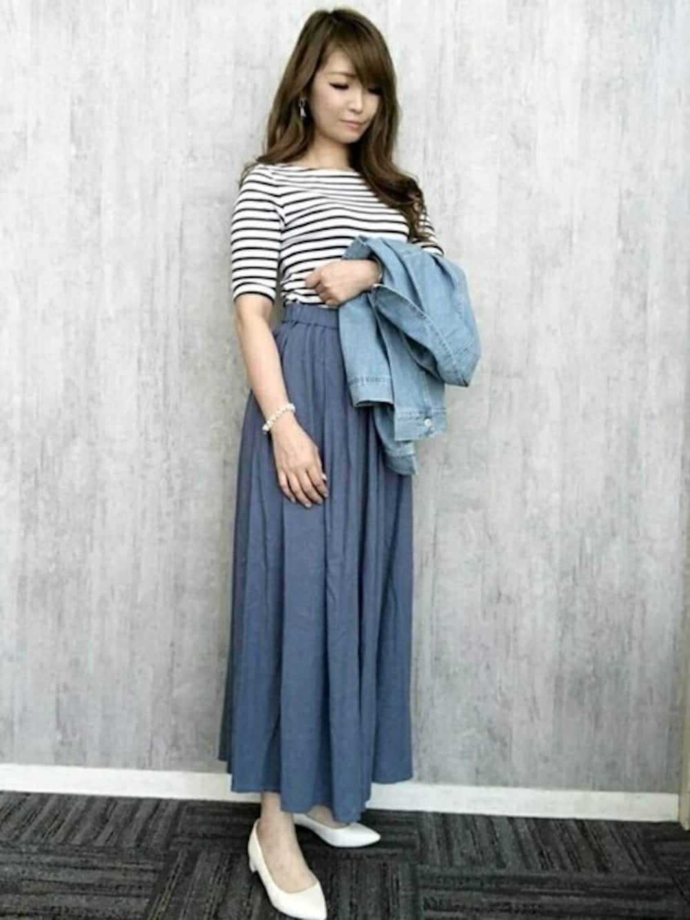 ブルー系のTシャツ/カットソー、ブルー系のスカートを着用したレディースの夏コーディネートの1枚目の写真