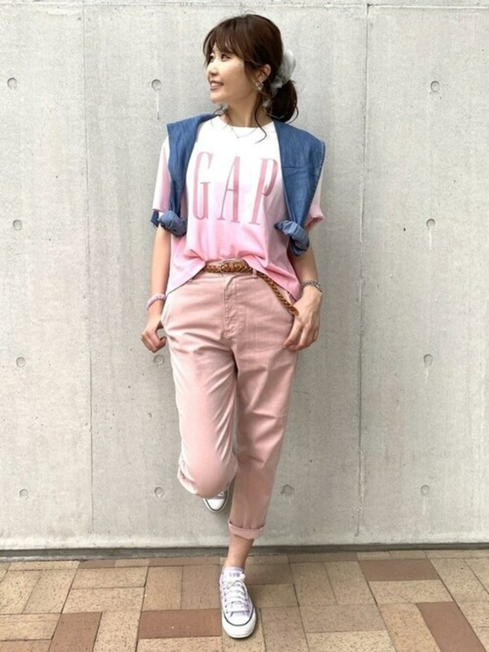 ピンク系のTシャツ/カットソー、ピンク系のその他パンツ、ブルー系のシャツ/ブラウスを着用したレディースの夏コーディネートの1枚目の写真