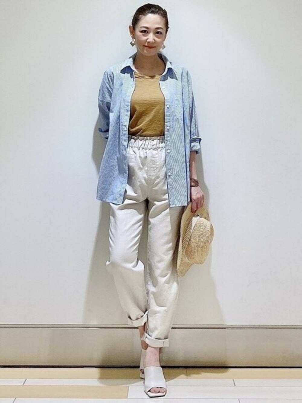 イエロー系のTシャツ/カットソー、その他のその他パンツ、ブルー系のシャツ/ブラウスを着用したレディースの夏コーディネートの1枚目の写真