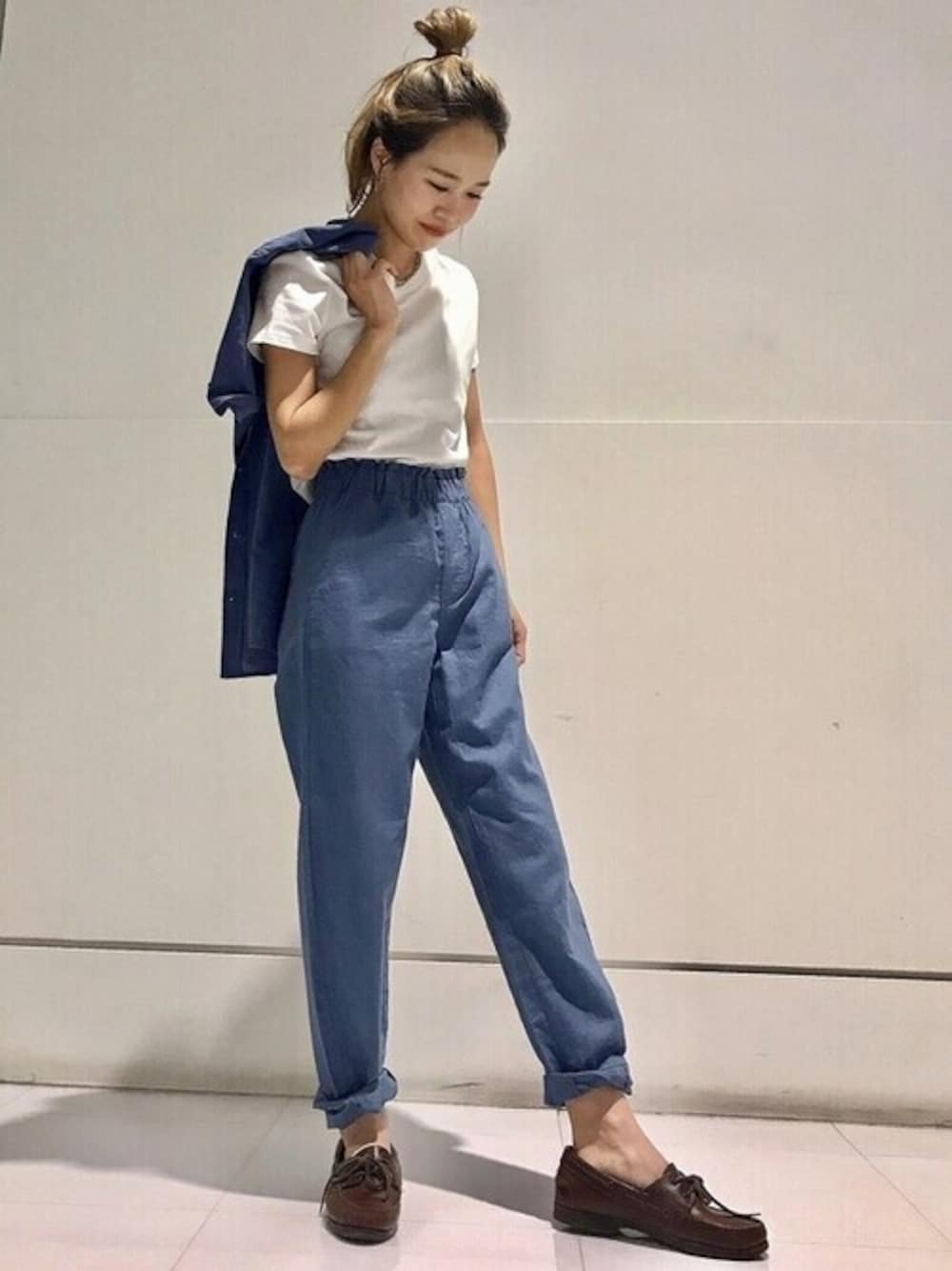 ホワイト系のTシャツ/カットソー、ブルー系のその他パンツ、ブルー系のシャツ/ブラウスを着用したレディースの夏コーディネートの1枚目の写真