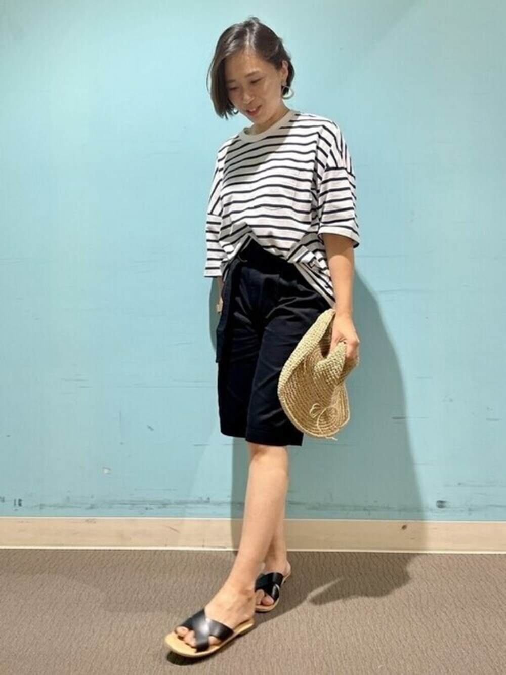 ブルー系のTシャツ/カットソー、ブラック系のその他パンツを着用したレディースの夏コーディネートの1枚目の写真