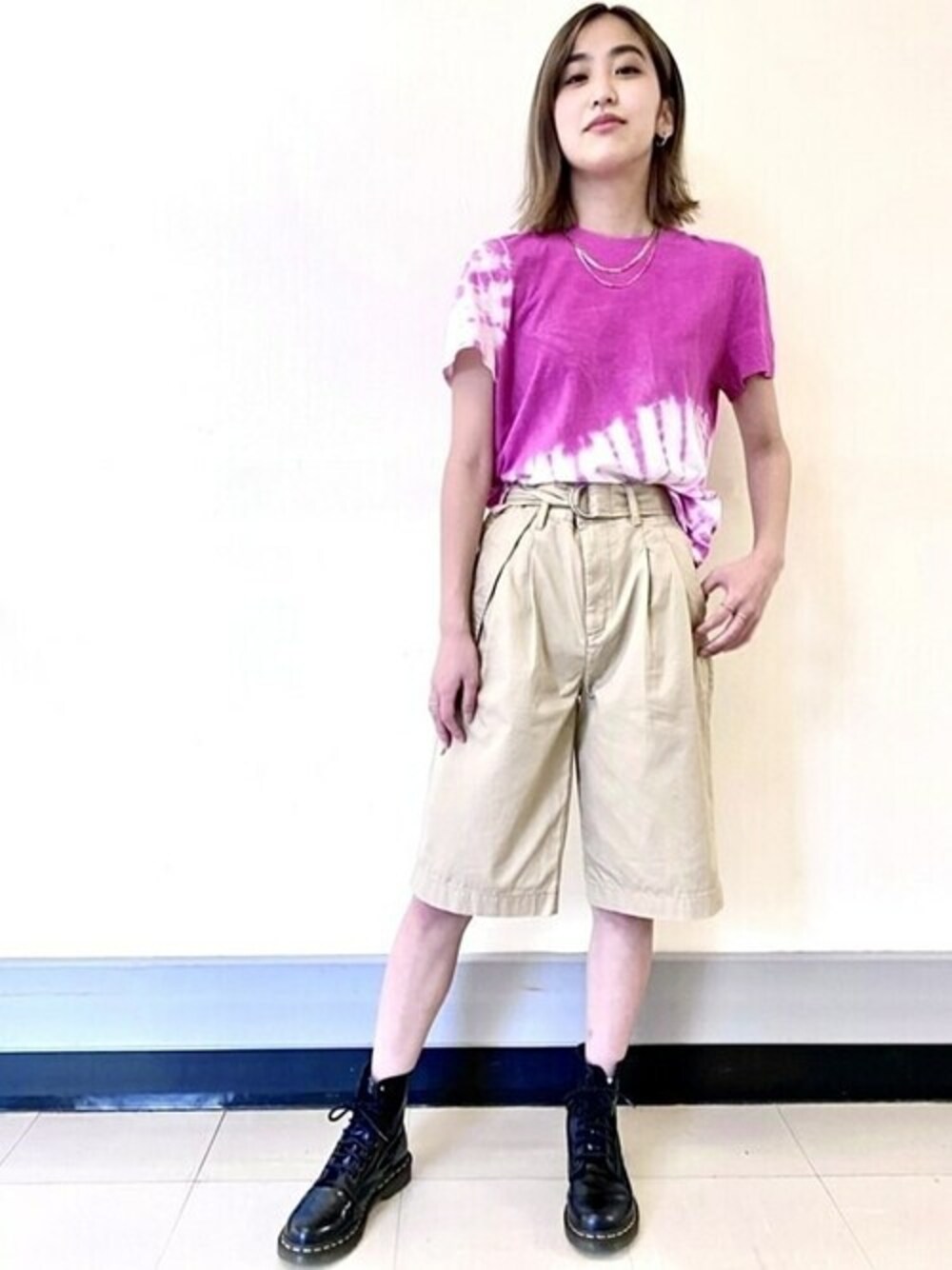 ピンク系のTシャツ/カットソー、ベージュ系のその他パンツを着用したレディースの夏コーディネートの1枚目の写真