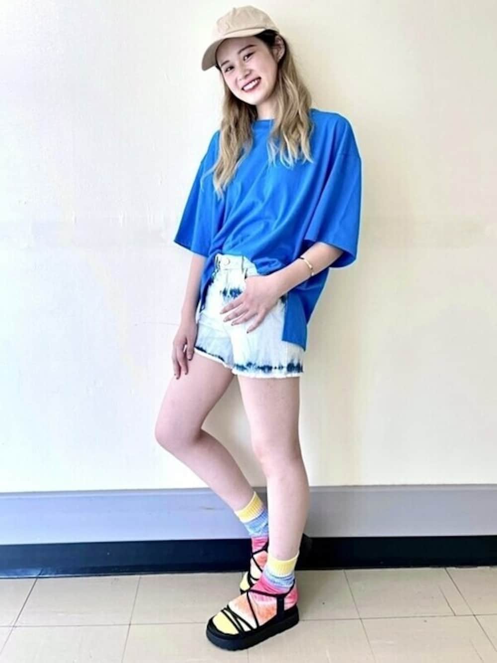 ブルー系のTシャツ/カットソー、その他のデニムパンツを着用したレディースの夏コーディネートの1枚目の写真