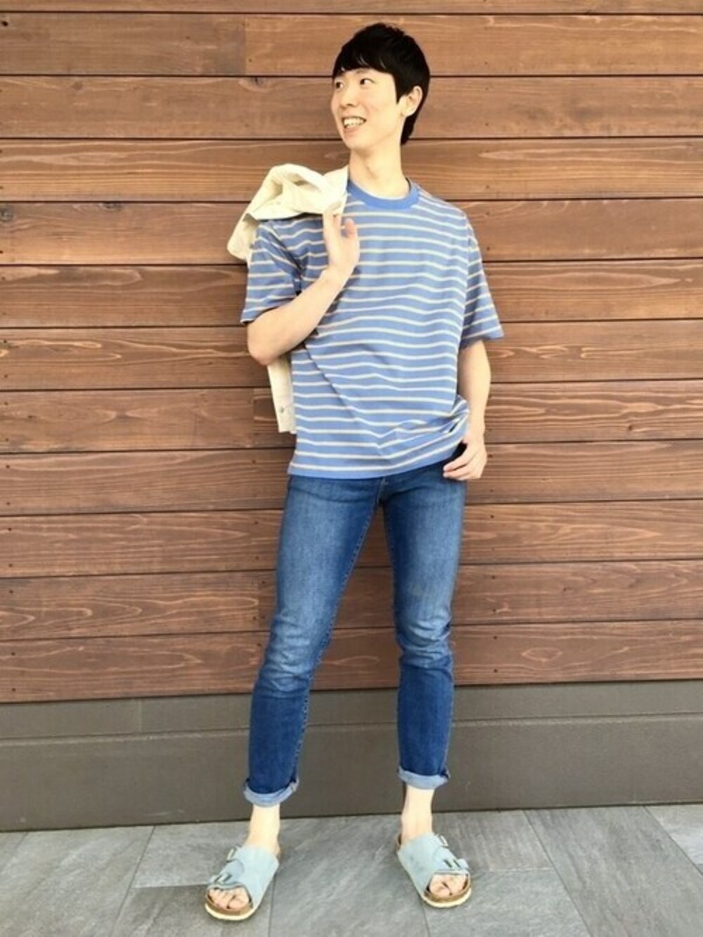 ブルー系のTシャツ/カットソー、ブルー系のデニムパンツを着用したメンズの夏コーディネートの1枚目の写真