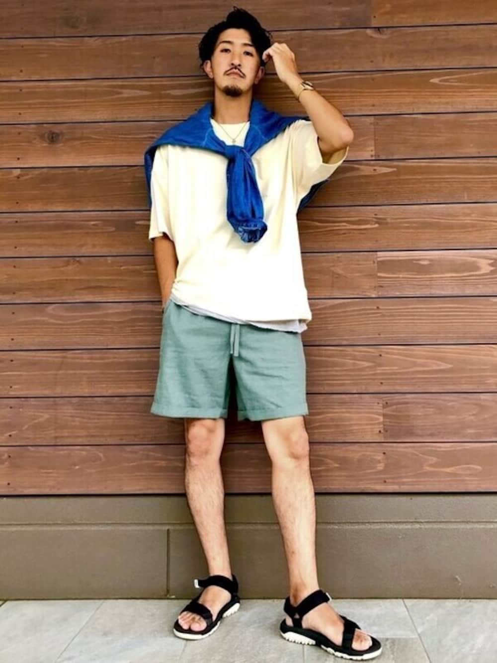 ベージュ系のTシャツ/カットソー、グリーン系のその他パンツを着用したメンズの夏コーディネートの1枚目の写真