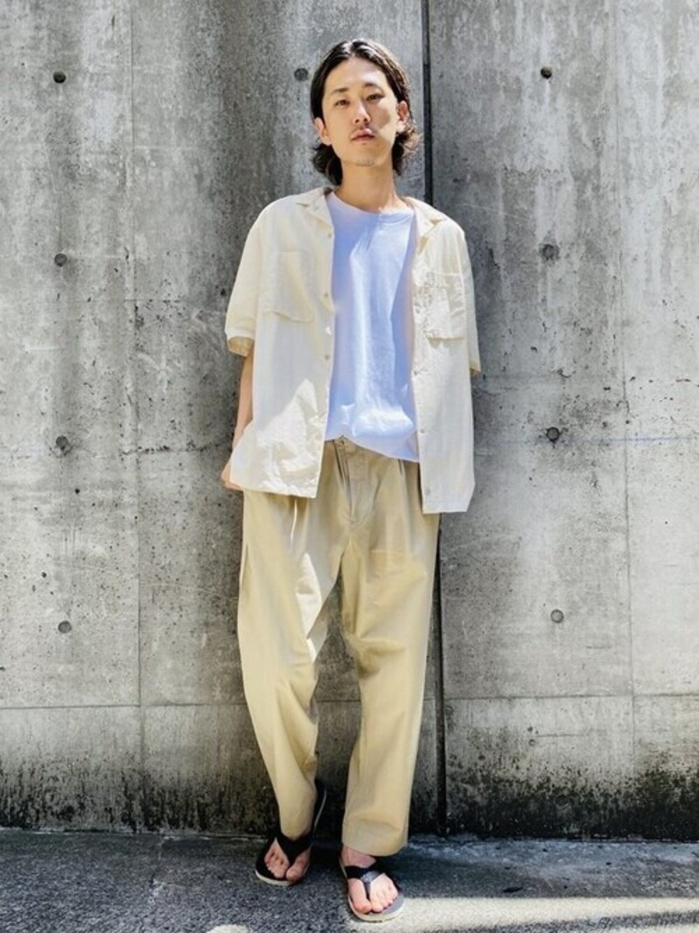 その他のシャツ/ブラウス、ホワイト系のTシャツ/カットソー、ベージュ系のチノパンツを着用したメンズの夏コーディネートの1枚目の写真