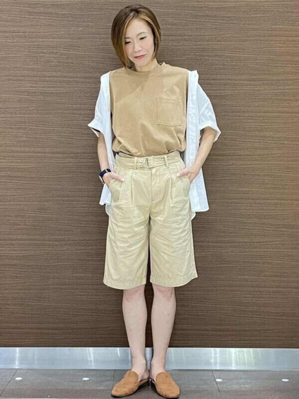 イエロー系のTシャツ/カットソー、ベージュ系のその他パンツを着用したレディースの夏コーディネートの1枚目の写真