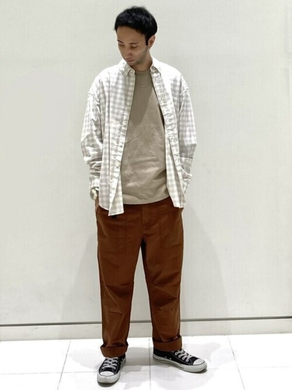 ベージュ系のシャツ/ブラウス、ベージュ系のTシャツ/カットソー、ブラウン系のその他パンツを着用したメンズの夏コーディネートの1枚目の写真