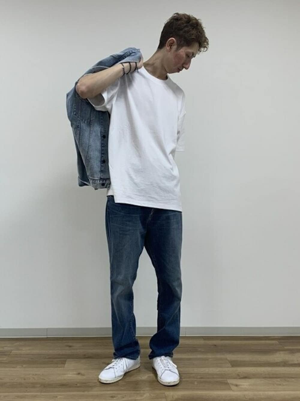 ホワイト系のTシャツ/カットソー、ブルー系のデニムジャケット、ブルー系のデニムパンツを着用したメンズの夏コーディネートの1枚目の写真