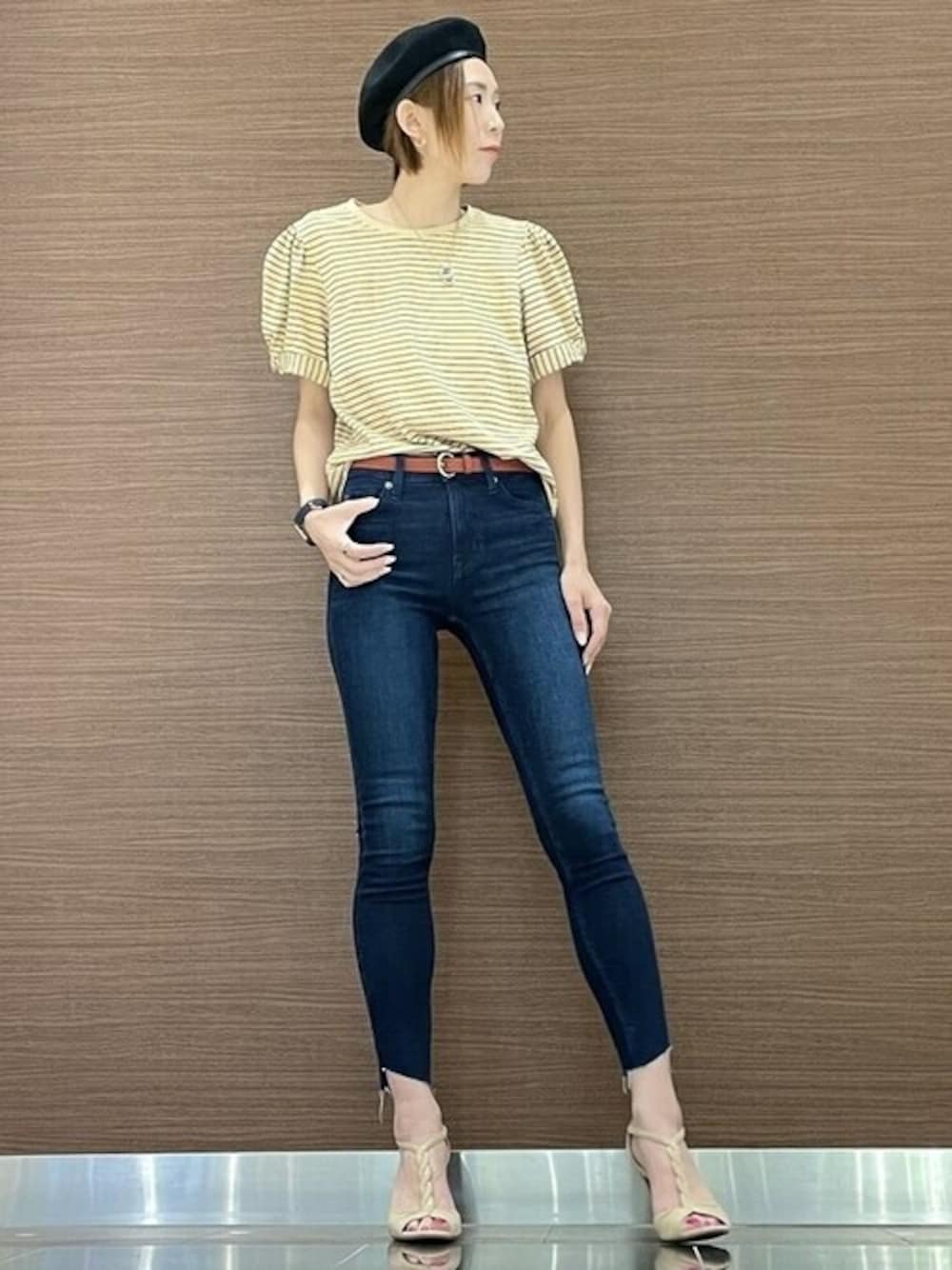 ブルー系のデニムパンツ、ベージュ系のTシャツ/カットソーを着用したレディースの夏コーディネートの1枚目の写真