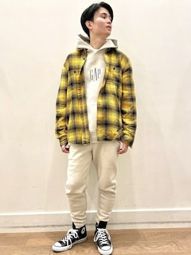 「ロゴパーカー」｜「アイテム（スウェット）」を使った、GapJapanさん（メンズ・175cm）の夏コーディネート