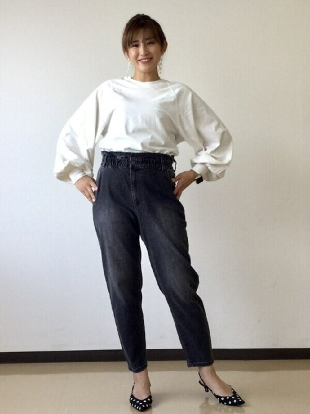 ホワイト系のTシャツ/カットソーを着用したレディースの夏コーディネートの1枚目の写真