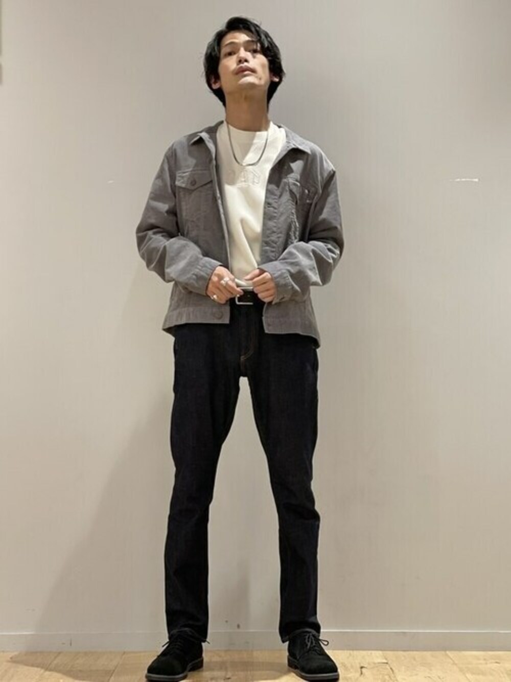 グレー系のデニムジャケット、その他のスウェット、ブルー系のデニムパンツを着用したメンズの夏コーディネートの1枚目の写真