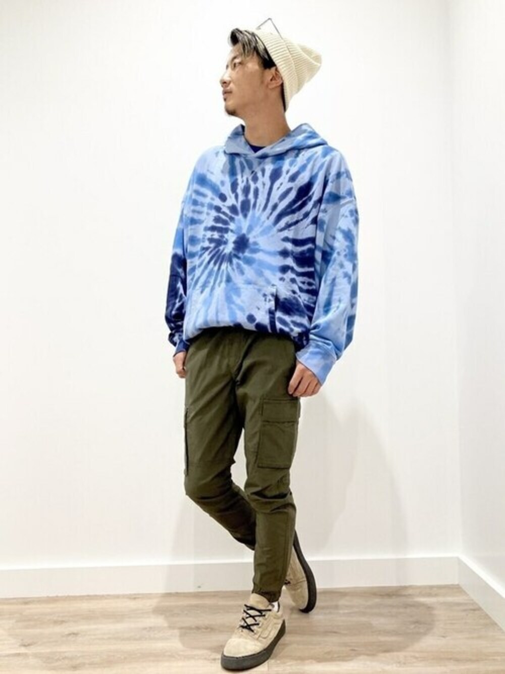 その他のパーカー、ブルー系のTシャツ/カットソー、ブラック系のカーゴパンツを着用したメンズの夏コーディネートの1枚目の写真