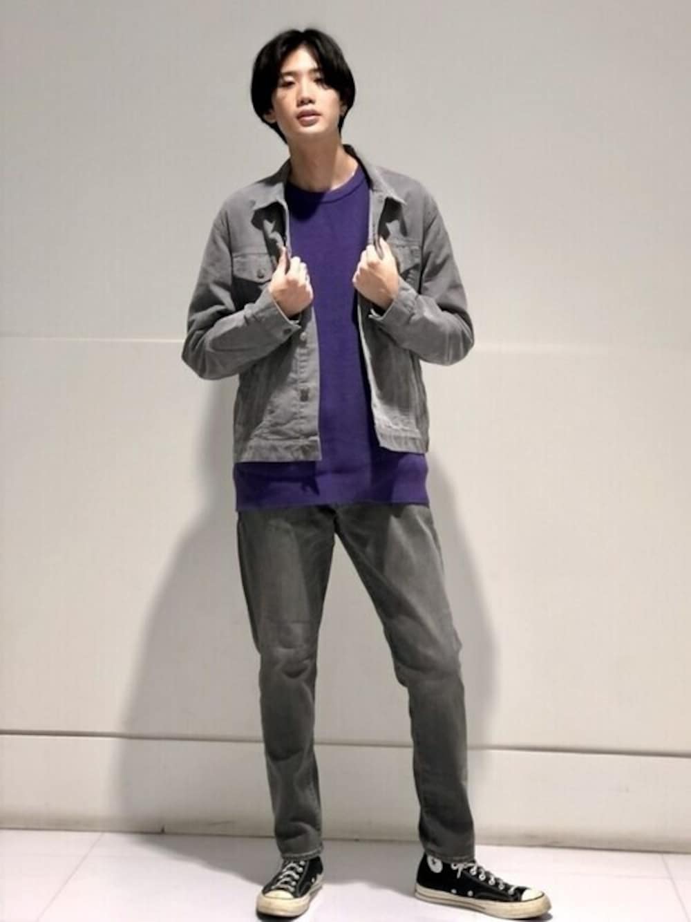 パープル系のニット/セーター、グレー系のデニムパンツ、グレー系のデニムジャケットを着用したメンズの秋コーディネートの1枚目の写真