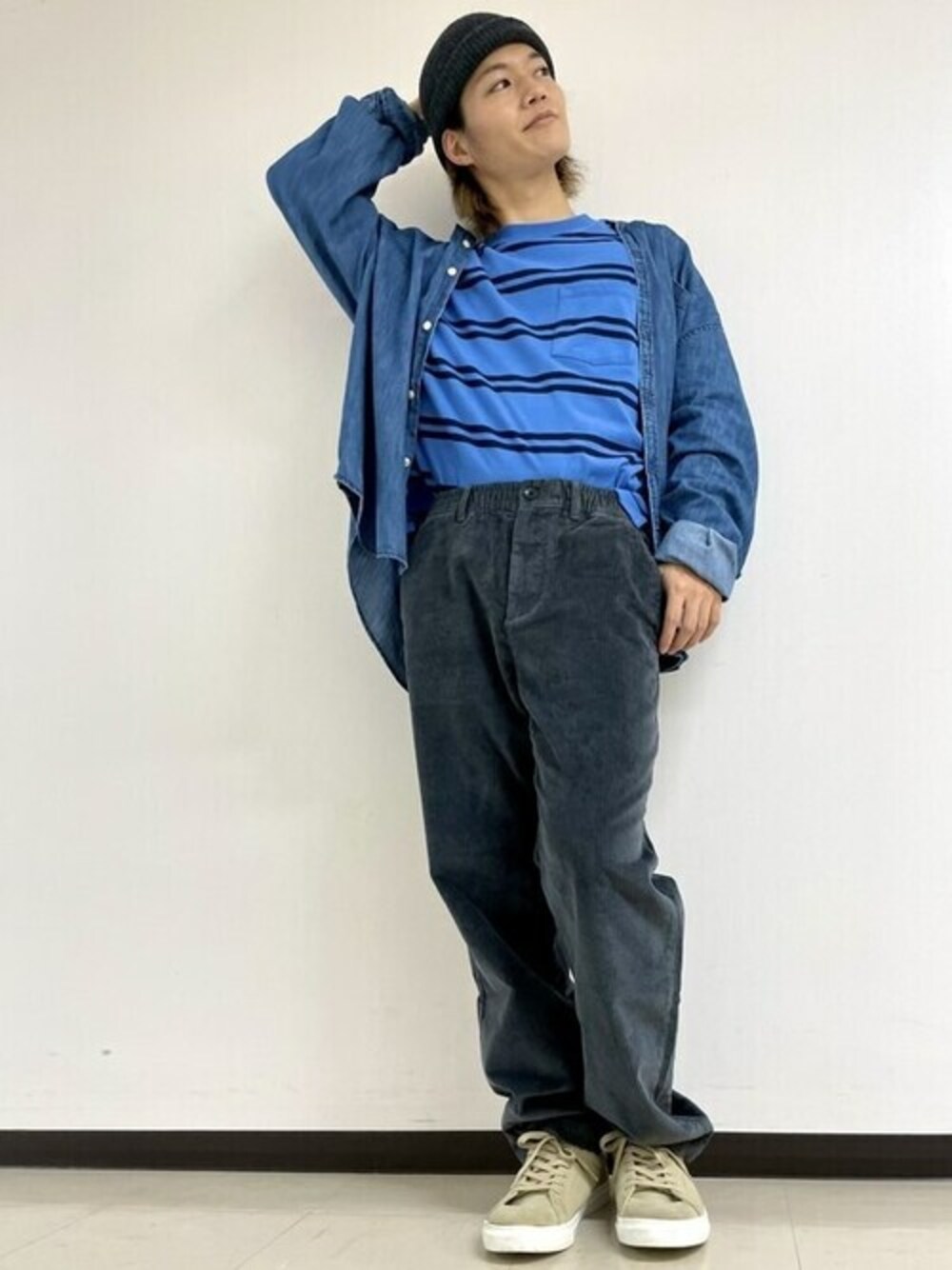 ブルー系のシャツ/ブラウス、その他のその他パンツ、ブルー系のTシャツ/カットソーを着用したメンズの秋コーディネートの1枚目の写真