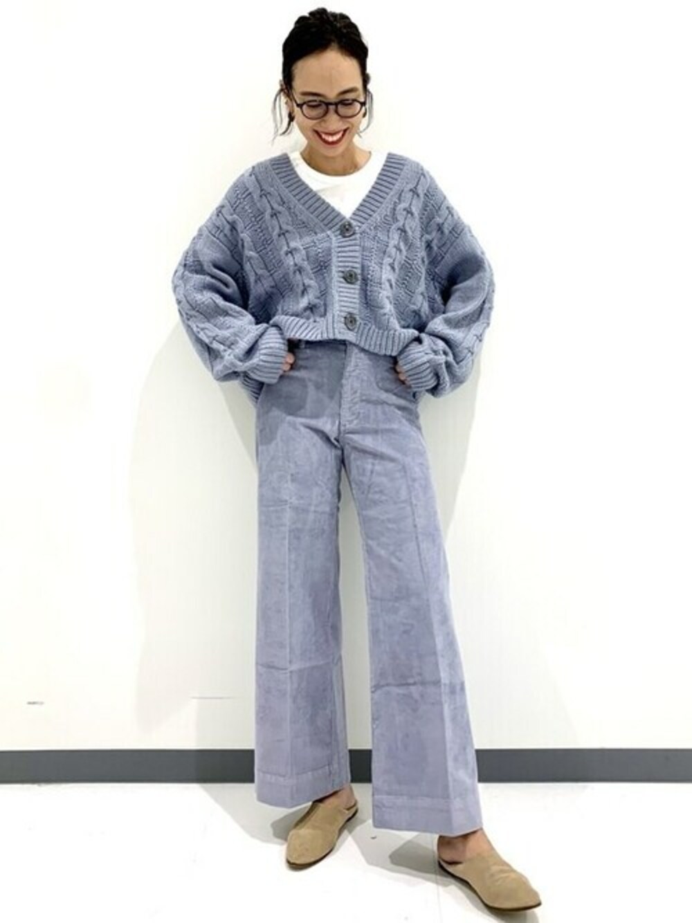 グレー系のカーディガン/ボレロ、グレー系のその他パンツ、ホワイト系のTシャツ/カットソーを着用したレディースの秋コーディネートの1枚目の写真