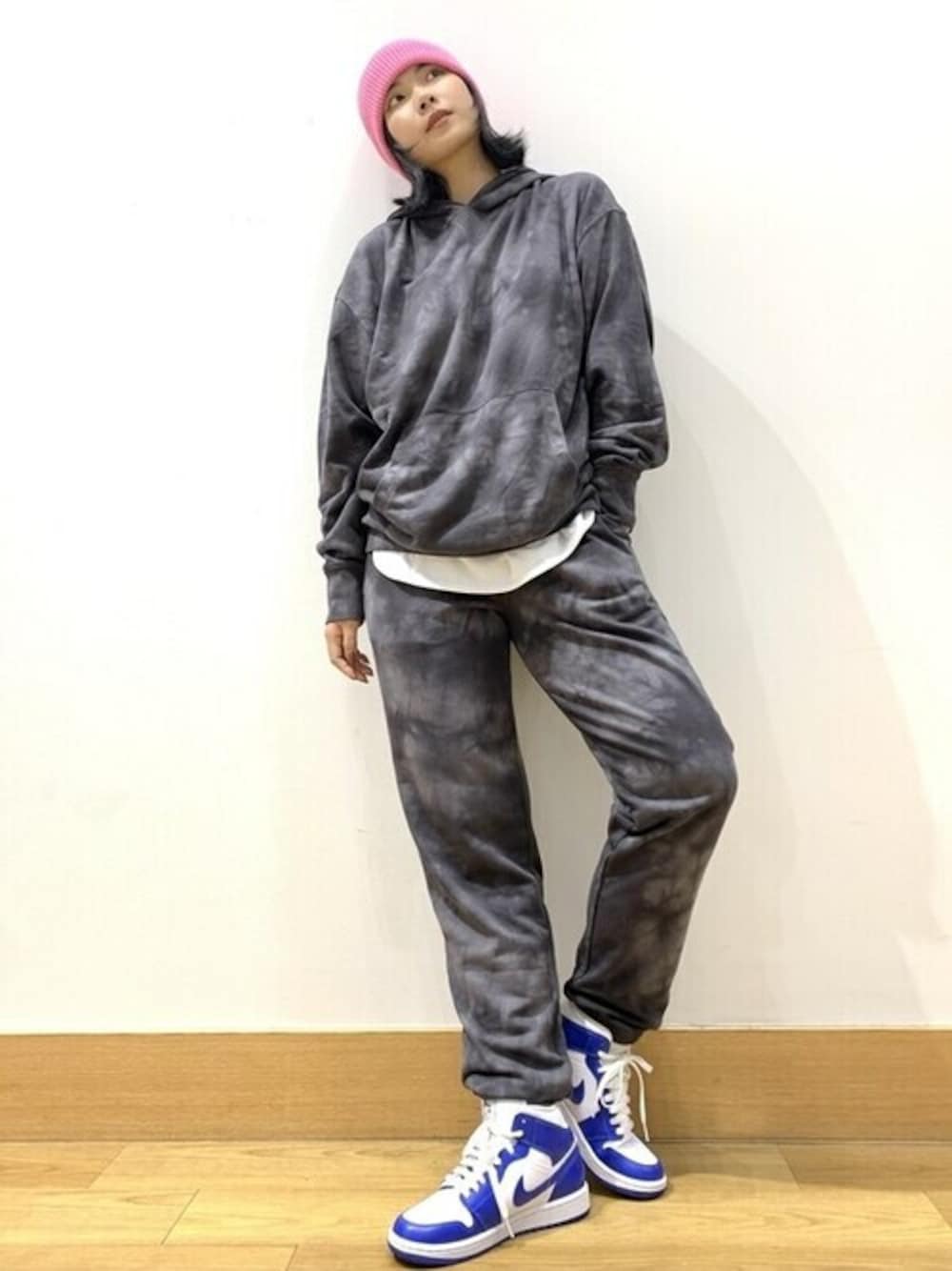 グレー系のパーカー、グレー系のスウェットパンツ、ホワイト系のTシャツ/カットソーを着用したレディースの秋コーディネートの1枚目の写真