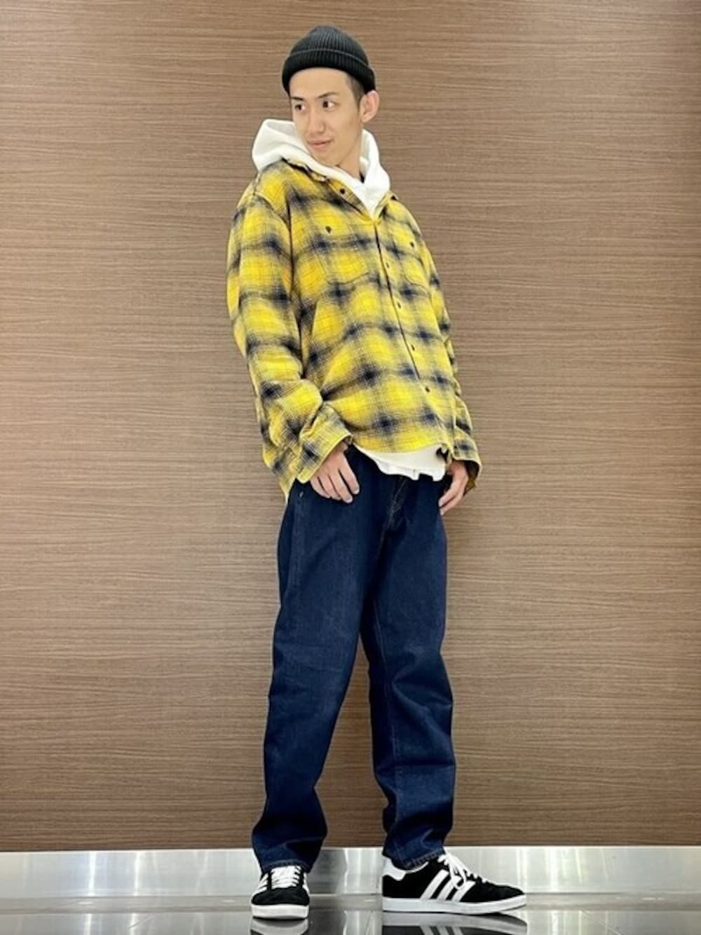 イエロー系のシャツ/ブラウス、その他のパーカー、ブルー系のデニムパンツを着用したメンズの秋コーディネートの1枚目の写真