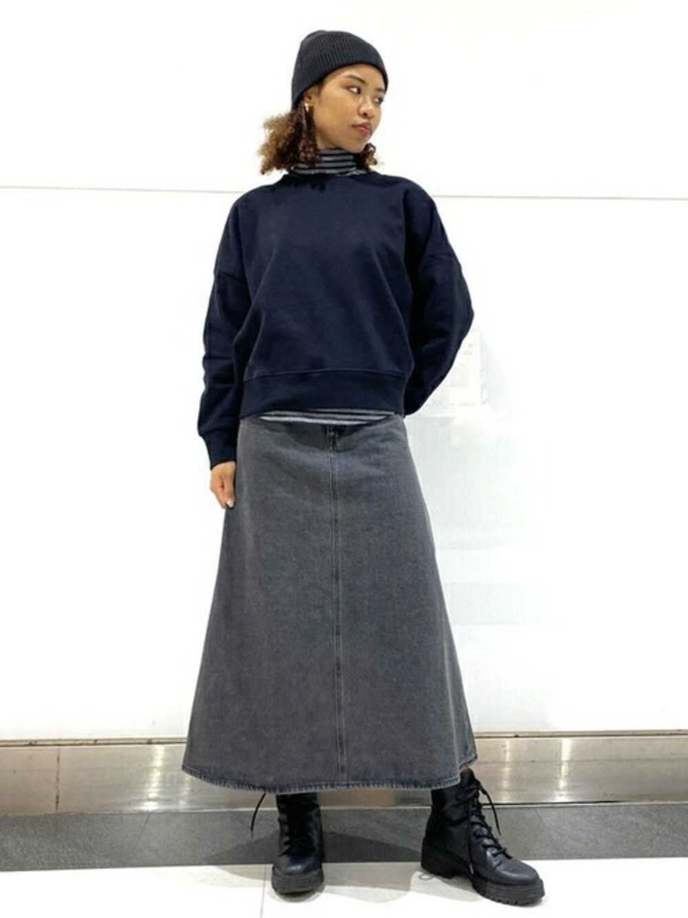 ブラック系のスウェット、グレー系のTシャツ/カットソー、ブラック系のデニムスカートを着用したレディースの秋コーディネートの1枚目の写真