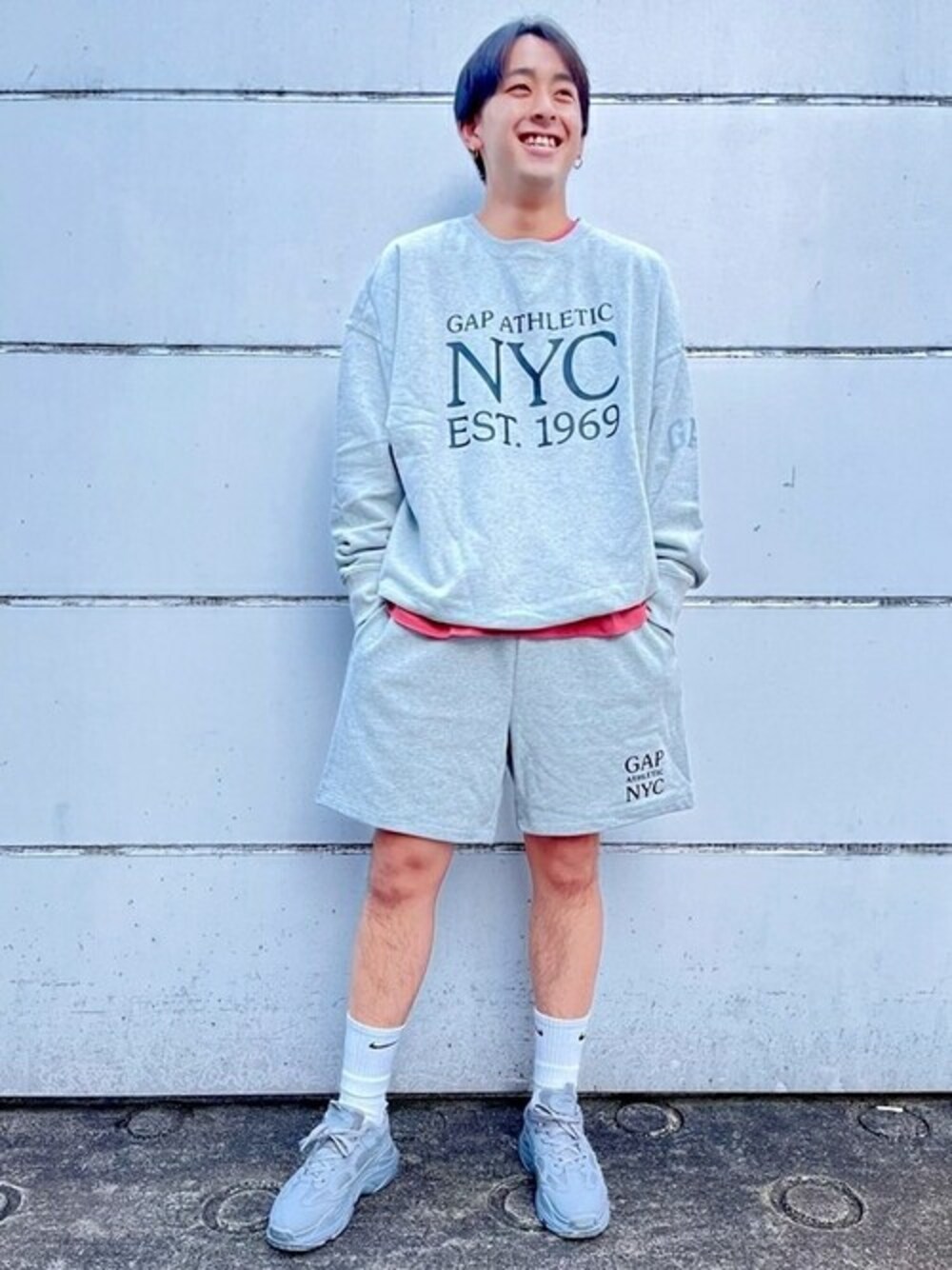 グレー系のスウェット、レッド系のTシャツ/カットソー、グレー系のその他パンツを着用したメンズの冬コーディネートの1枚目の写真