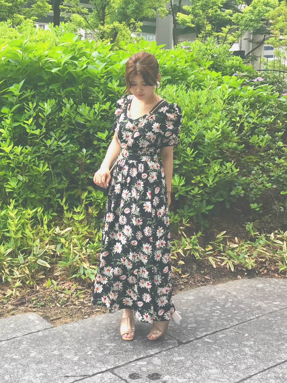 ブラック系のワンピース、ブラック系のショルダーバッグを着用したレディースの夏コーディネートの1枚目の写真
