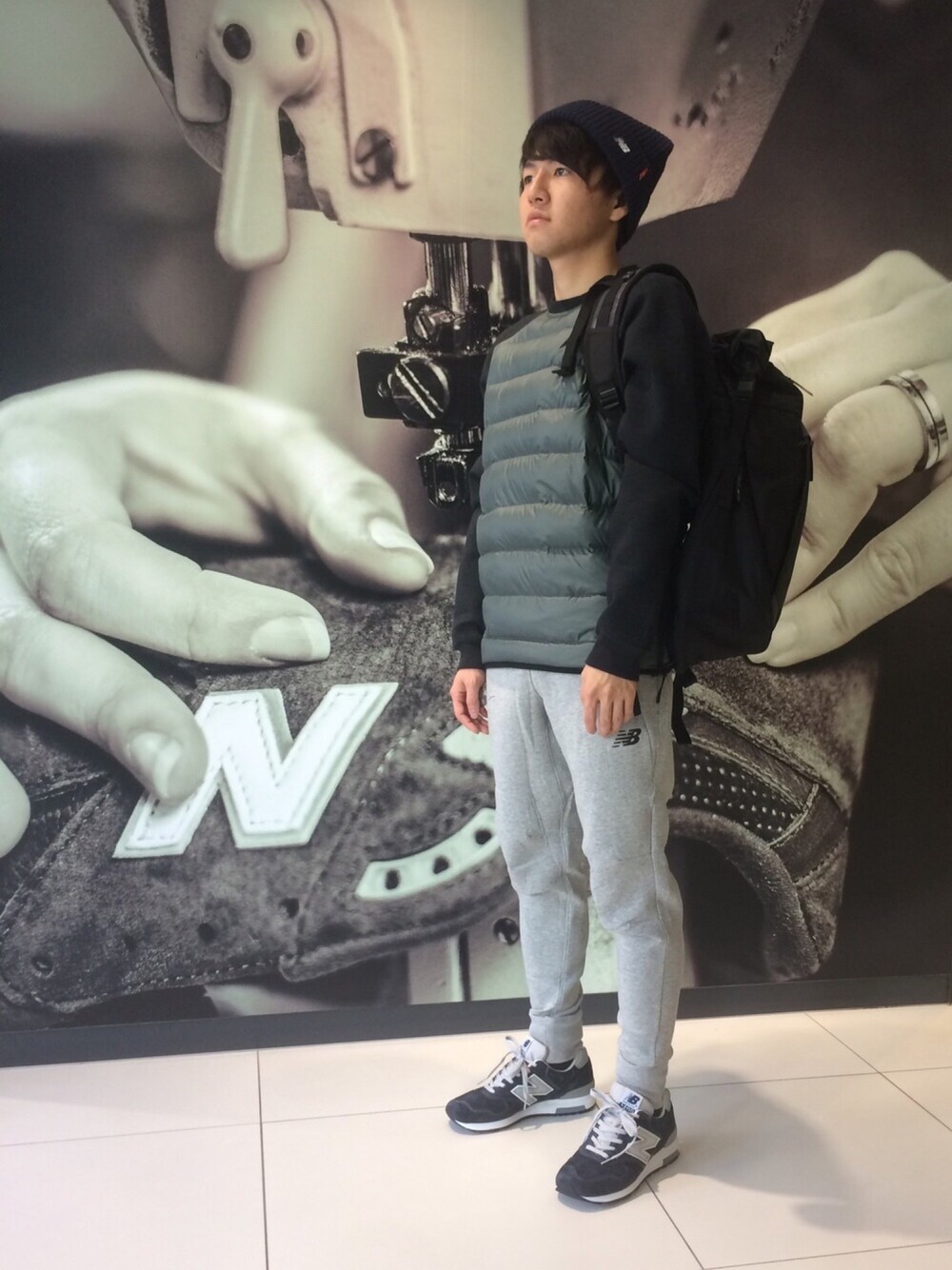 「スウェットパンツ、スニーカー、グレー、ダウン、New Balance、ニューバランス、ラフ、m1400、ニューバランス1400、NBスタイル」｜「NEW BALANCEのスポーツスタイルダウンスウェットシャツ （スウェット、ブラック系）」を使った、NEWBALANCEAOYAMAさん（メンズ・166cm）の冬コーディネートの1枚目の写真