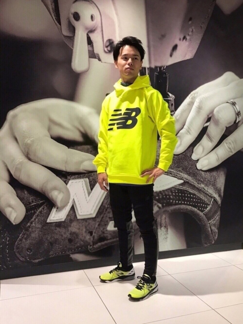 「イエロー、パーカー、ニューバランス、NEWBALANCE、ＮＢ、ランニングシューズ、スウェットパーカー、トレーニング、ビッグロゴ、NBスタイル」｜「NEW BALANCEのパフォーマンスプルオーバーストレッチスウェット （パーカー、イエロー系）」を使った、NEWBALANCEAOYAMAさん（メンズ・165cm）の冬コーディネートの1枚目の写真