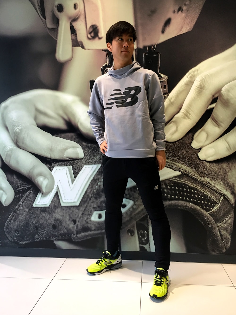 「スウェットパンツ、スウェット、ブラック、グレー、イエロー、New Balance、ロゴスウェット、ランニングスタイル、ランニングシューズ、NBスタイル」｜「NEW BALANCEのパフォーマンスプルオーバーストレッチスウェット （パーカー、グレー系）」を使った、NEWBALANCEAOYAMAさん（メンズ・170cm）の冬コーディネートの1枚目の写真