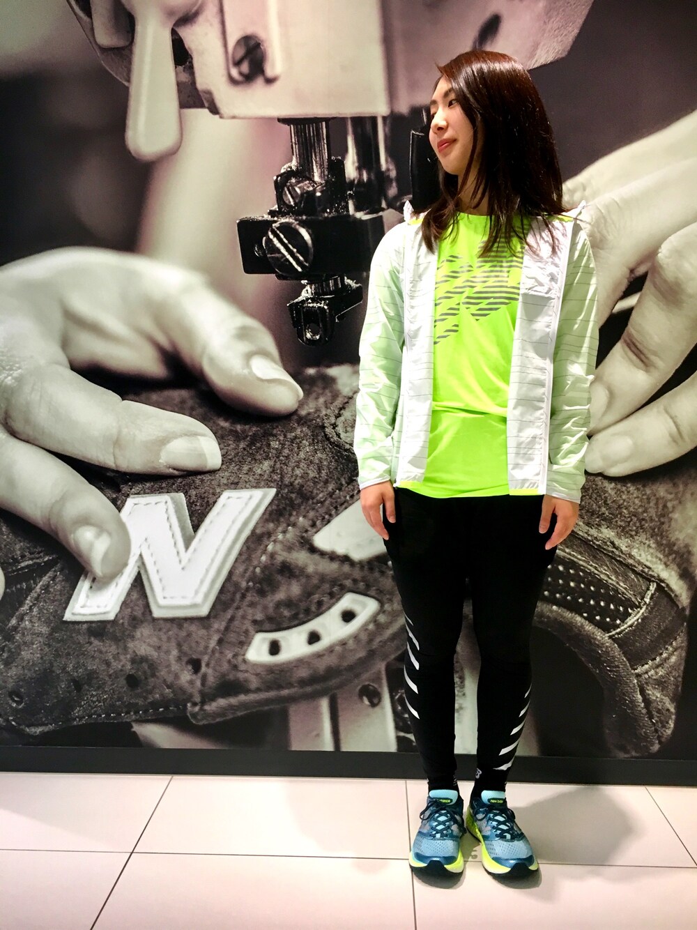 「New Balance、ニューバランス、タイツ、蛍光カラー、ランニングスタイル、春、ランニングシューズ、リフレクター、フィットネス、NBスタイル」｜「NEW BALANCEのランニング リフレクティブタイツ AWP71208BK（パンツ、ブラック系）」を使った、NEWBALANCEAOYAMAさん（レディース・160cm）の冬コーディネートの1枚目の写真