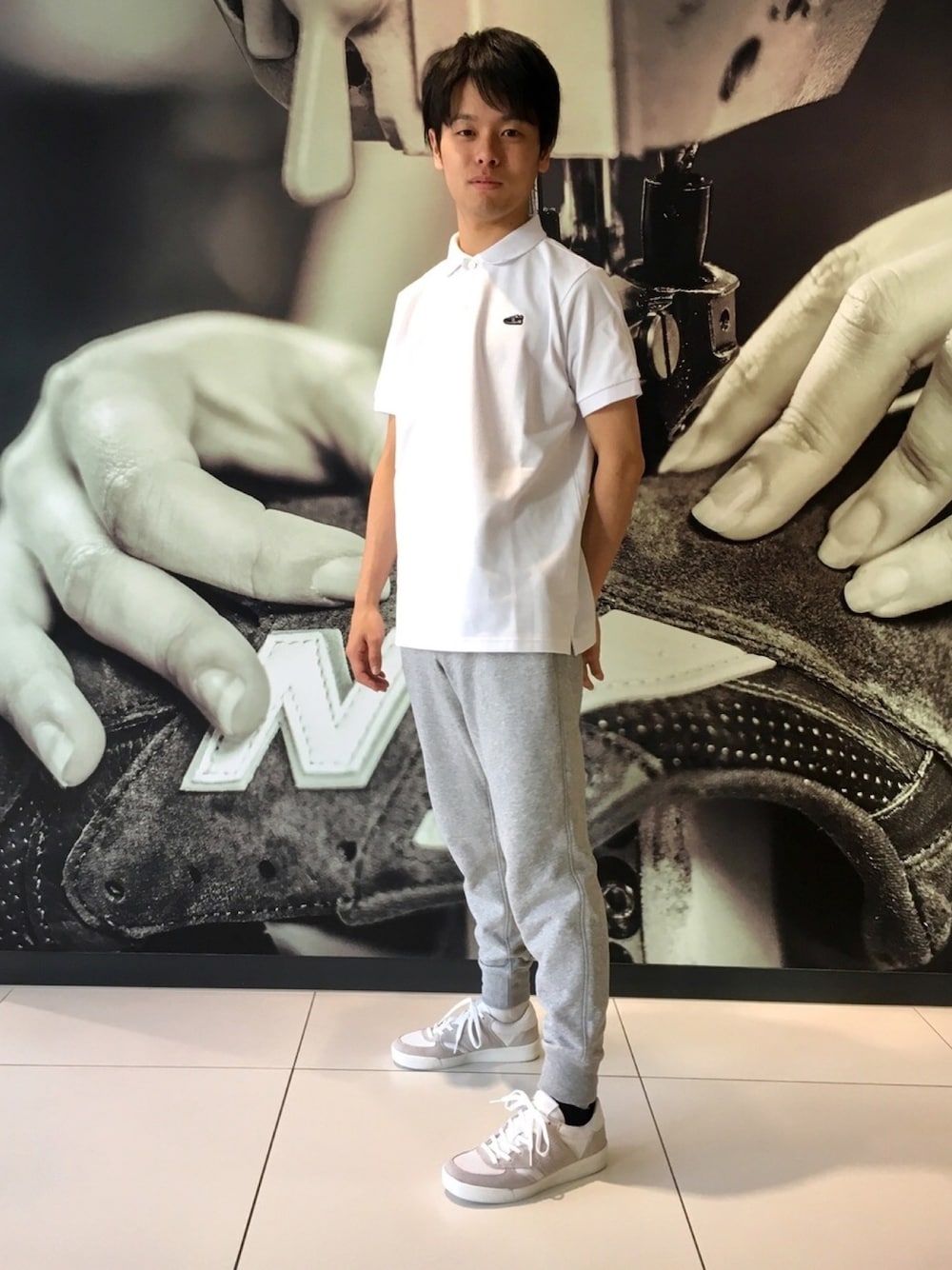 「スウェット、スニーカー、カジュアル、ホワイト、New Balance、ニューバランス、ポロシャツ、春コーデ、ワッペン、NBスタイル」｜「NEW BALANCEのワッペンポロシャツ（ポロシャツ、ホワイト系）」を使った、NEWBALANCEAOYAMAさん（メンズ・165cm）の冬コーディネートの1枚目の写真