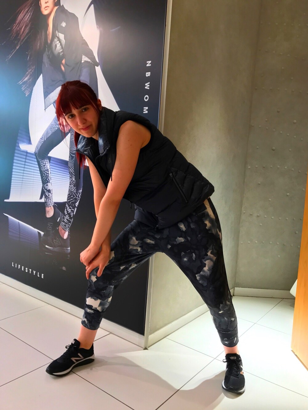 「ダウンベスト、ブラックコーデ、NEWBALANCE、ランニング、ランニングシューズ、フィットネス、ライフスタイル、NBスタイル」｜「NEW BALANCEのAWV73549 BK（ダウンベスト、ブラック系）」を使った、NEWBALANCEAOYAMAさん（レディース・168cm）の秋コーディネートの1枚目の写真