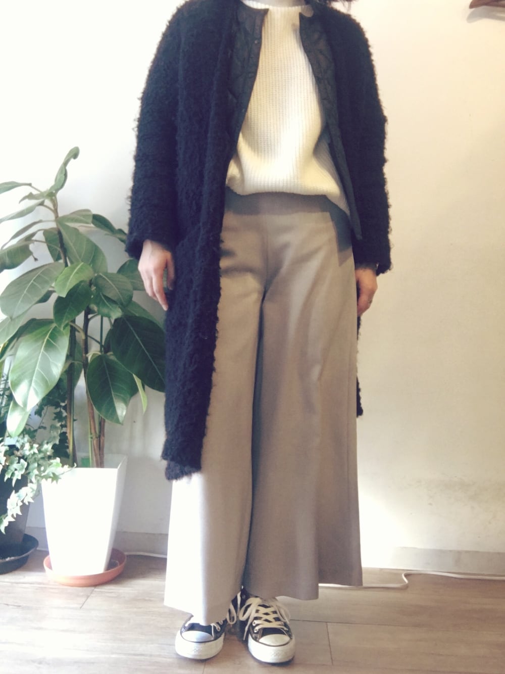 「オトナカジュアル、ワイドパンツ、スニーカー、ママコーデ、インナーダウン、モコモコアウター」｜「SENSE OF PLACE by URBAN RESEARCHのアイテム（その他アウター、ブラック系）」を使った、ayaさん（レディース・160cm）の冬コーディネートの1枚目の写真