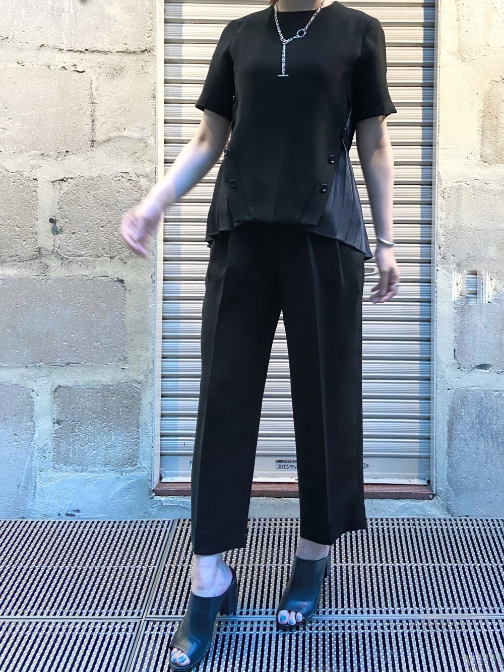 ブラック系のその他パンツ、ブラック系のTシャツ/カットソー、ブラック系のサンダルを着用したレディースの夏コーディネートの1枚目の写真