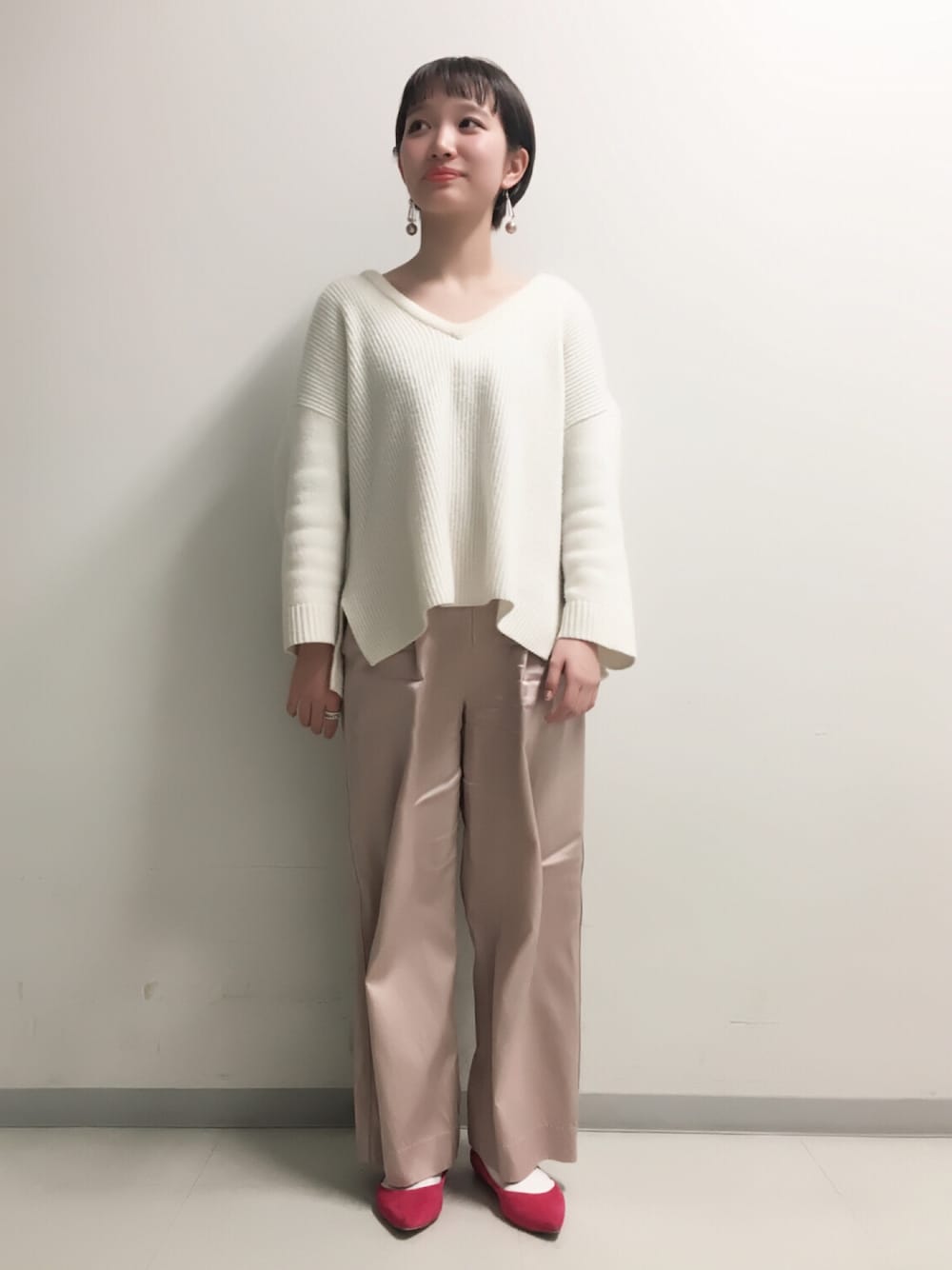 「アダムエロペ(ADAM ET ROPE')、Adam et Rope'、大人カジュアル、ピンク、フラットシューズ、白ニット、パンツスタイル」｜「ADAM ET ROPE'のウール畦編みVネックプルオーバー（ニット/セーター、ホワイト系）」を使った、karenさん（レディース・155cm）の冬コーディネートの1枚目の写真