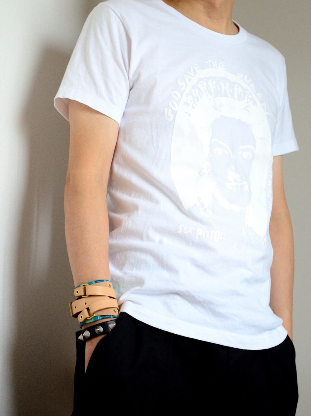 「TEE、sexpistols、white、白Tシャツ、リストバンド、パンク、ハンドメイド、中年パンクス」｜「t.n.A.f.t.のアイテム（Tシャツ/カットソー、ホワイト系）」を使った、pyuta369さん（メンズ・168cm）の秋コーディネートの1枚目の写真