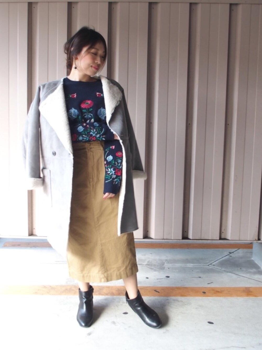 「タイトスカート、ニット、アウター、カジュアル、花柄、刺繍、ノーカラー、ムートン、coenスタッフスタイリング」｜「coenのフェイクムートンノーカラーコート（ムートンコート、グレー系）」を使った、coen  SAToさん（レディース・158cm）の冬コーディネートの1枚目の写真